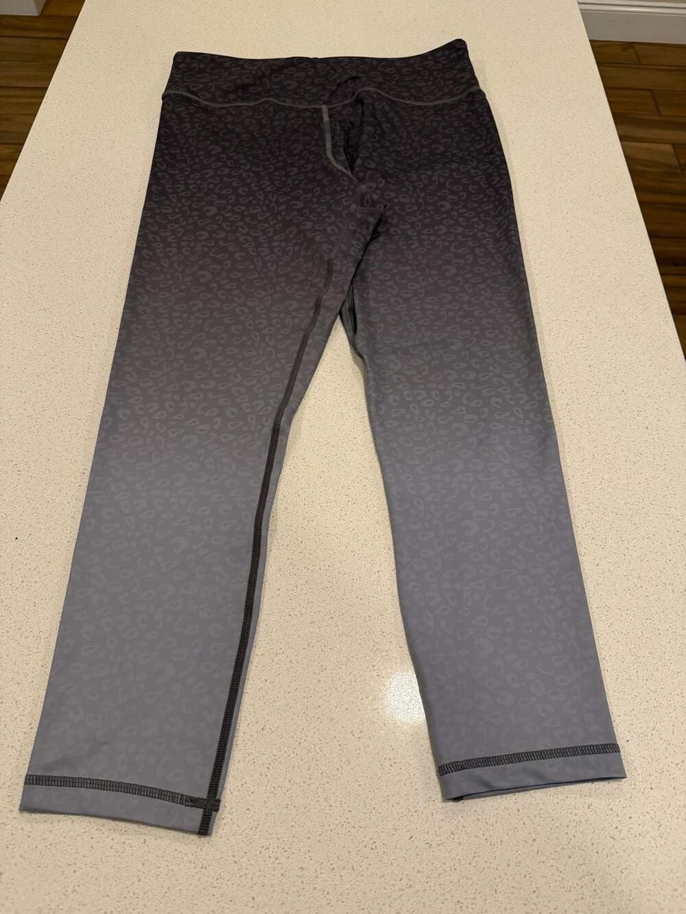 ZYIA Active Womens Size 12 Gray Leopard Ombre Capri Leggings High Rise 24”